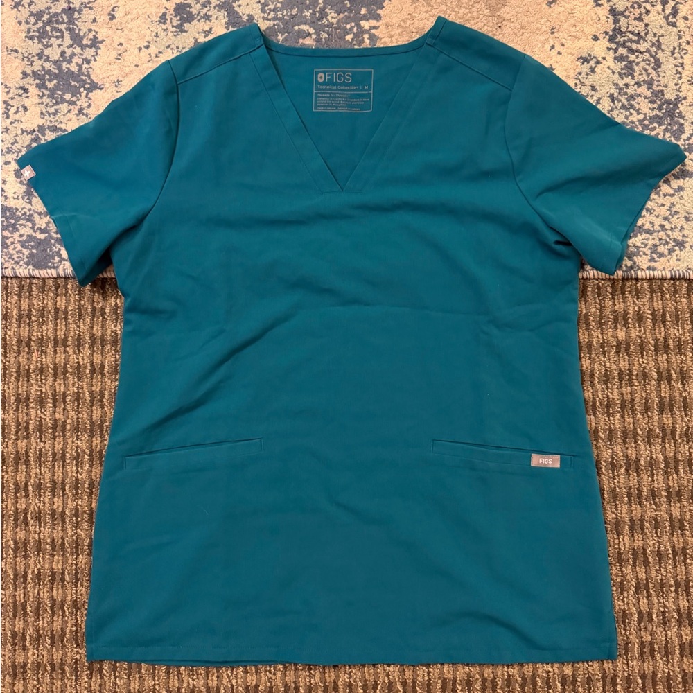 figs three pocket top